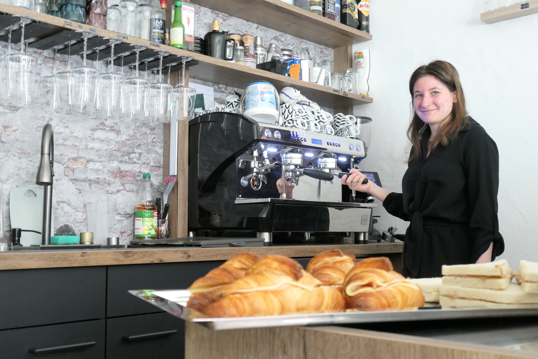 Die Bar mit italienischen Fliesen im historischen Gewölbe von Nadl's Café in Lienz