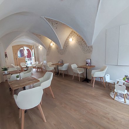 Gemütlicher Gastraum unter dem historischen Gewölbe in Nadl's Café