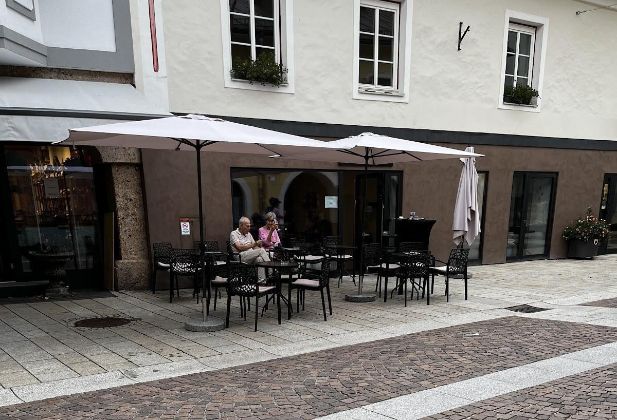 Sonniger Gastgarten von Nadl's Café in der Fußgängerzone Messinggasse 8 in Lienz
